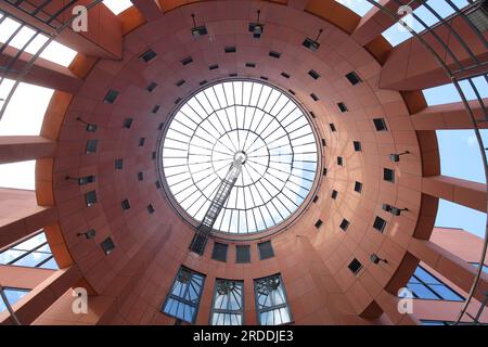 Regardant vers le haut le dôme avec des fenêtres en verre dans le vestibule du Pfalztheater moderne, Kaiserslautern, Rhénanie-Palatinat, Allemagne, Banque D'Images