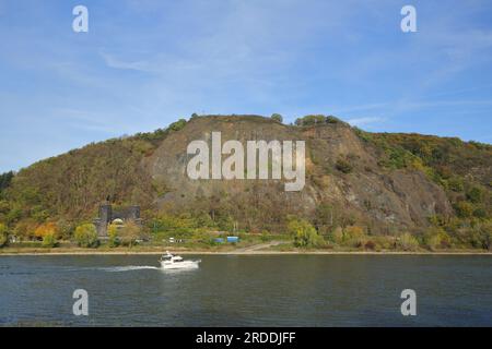 Vue sur le Rhin à Erpeler Ley et avec le pont Ludendorff historique à Remagen, Erpel, Rhénanie-Palatinat, Haut Moyen Rhin Vallée, Moyen Rhin Banque D'Images