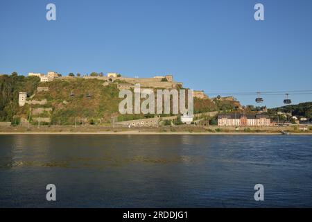 Vue de la forteresse UNESCO Ehrenbreitstein à travers le Rhin avec téléphérique et bâtiment administratif, Coblence, Rhénanie-Palatinat, Haut Rhin moyen Banque D'Images