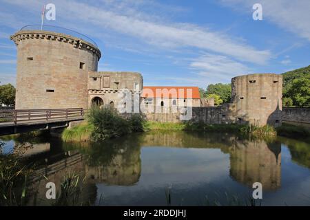 Château historique médiéval à douves avec reflet dans l'étang, Friedewald, Hesse, Rhoen, Allemagne Banque D'Images