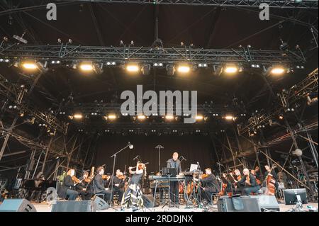 Mari Samuelsen et Max Ritchter ont joué avec le concert Orquestra de la BBC au Blue Dot Festival le 20 juillet 2023. Banque D'Images