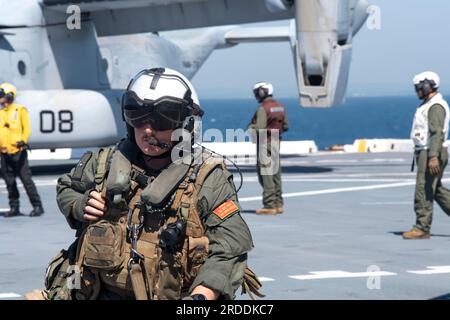 230719-N-OF444-1011 Cartagena, Colombie - (19 juillet 2023) – États-Unis Corps des Marines le Cpl Bryan LaBranch attaché au Marine Medium Tiltrotor Squadron 774 (VMM-774) débarque d'un MV-22 Osprey à bord du quai de transport amphibie de classe San-Antonio USS New York (LPD-21) en appui à l'UNITAS le 19 juillet 2023. UNITAS est l’exercice maritime le plus ancien au monde. Accueilli cette année par la Colombie, il rassemble des forces multinationales de 20 pays partenaires, dont 26 navires de guerre, trois sous-marins, 25 aéronefs (voilure fixe/hélicoptère) et environ 7 000 personnes. L'exercice entraîne les forces en joi Banque D'Images