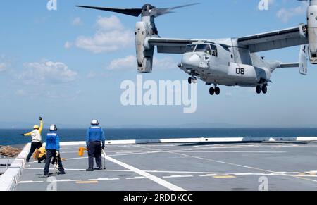 230719-N-OF444-1023 Cartagena, Colombie - (19 juillet 2023) – le département de l'USS New York Air lance un MV-22 Osprey attaché au Marine Medium Tiltrotor Squadron 774 (VMM-774) à bord du quai de transport amphibie de la classe San-Antonio USS New York (LPD-21) en soutien à UNITAS, le 19 juillet 2023. UNITAS est l’exercice maritime le plus ancien au monde. Accueilli cette année par la Colombie, il rassemble des forces multinationales de 20 pays partenaires, dont 26 navires de guerre, trois sous-marins, 25 aéronefs (voilure fixe/hélicoptère) et environ 7 000 personnes. L'exercice entraîne les forces dans l'o maritime conjoint Banque D'Images