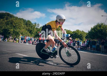 Hélène Alberdi en course dans l'Ironman de Vitoria-Gasteiz 2023. Banque D'Images