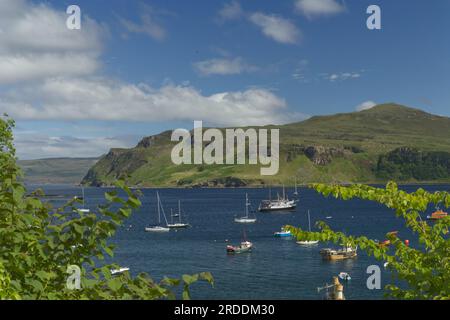 Bateaux à voile à l'ancre à Portree, île de Skye Banque D'Images