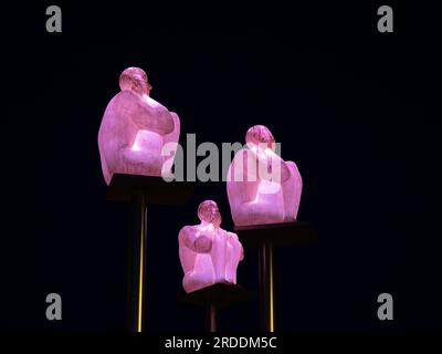 Goteborg, Suède - 30 mai 2023 : trois statues d'hommes sages la nuit sur la place de la Reine près de la gare. Banque D'Images