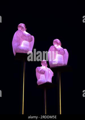 Goteborg, Suède - 30 mai 2023 : trois statues d'hommes sages la nuit sur la place de la Reine près de la gare. Banque D'Images