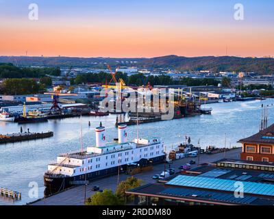Goteborg, Suède - 30 mai 2023 : heure du coucher du soleil dans la ville scandinave industrielle de Gothenburg, Suède - vue à grand angle. Banque D'Images