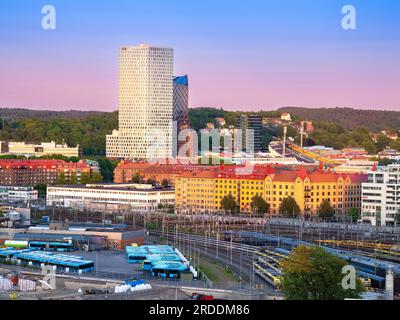 Gothenburg, Suède - 30 mai 2023 : heure bleue dans la ville scandinave industrielle de Gothenburg, Suède, avec gratte-ciel immeuble résidentiel construit Banque D'Images