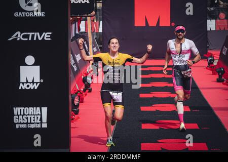 Hélène Alberdi en course dans l'Ironman de Vitoria-Gasteiz 2023. Banque D'Images