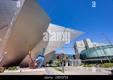 Colorado, 28 MAI 2023 - vue extérieure ensoleillée du Denver Art Museum Banque D'Images