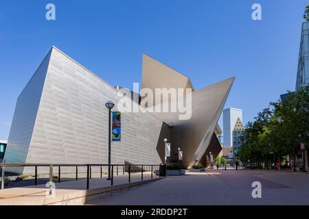 Colorado, 28 MAI 2023 - vue extérieure ensoleillée du Denver Art Museum Banque D'Images