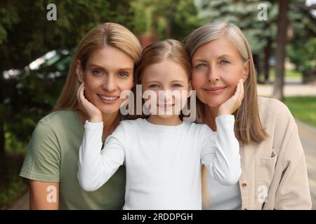 Trois générations. Heureuse grand-mère, sa fille et sa petite-fille à l'extérieur Banque D'Images