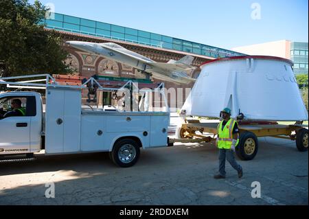 Ouvriers transportant une des jupes arrière de la navette spatiale Endeavor en position pour l'installation au California Science Center, L.A., CA. Banque D'Images