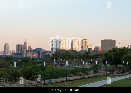 Buenos Aires, Argentine : 2023 mai 15 : les gens profitent d'une linda sur la Costanera de Vicente Lopez à Buenos Aires, la capitale de l'Argentine. Banque D'Images