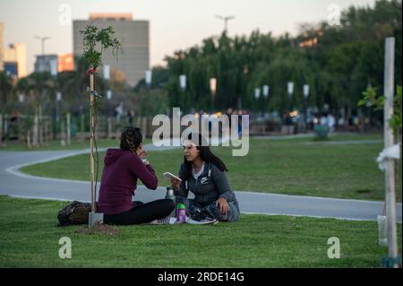 Buenos Aires, Argentine : 2023 mai 15 : les gens profitent d'une linda sur la Costanera de Vicente Lopez à Buenos Aires, la capitale de l'Argentine. Banque D'Images