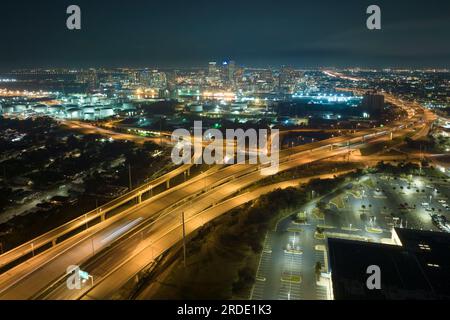 Vue depuis le dessus de l'intersection de la grande autoroute américaine à Tampa, Floride la nuit avec des voitures et des camions rapides. Infrastructures de transport aux États-Unis Banque D'Images