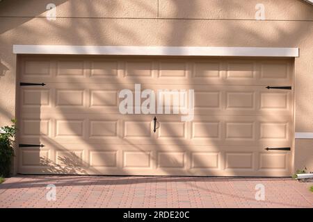 Grand garage double porte et allée en béton de la nouvelle maison américaine moderne Banque D'Images