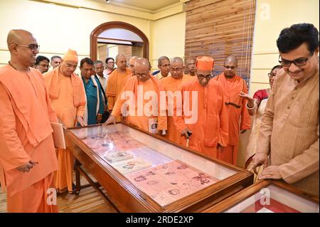 Kolkata, Bengale occidental, Inde. 19 juillet 2023. Sadhus et d'autres dignitaires regardant la vitrine pendant l'exposition. (Image de crédit : © Suraranjan Nandi/Pacific Press via ZUMA Press Wire) USAGE ÉDITORIAL SEULEMENT! Non destiné à UN USAGE commercial ! Banque D'Images