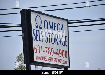 Les autorités fouillent l'unité de stockage d'Omega Self Storage à Amityville. Les enquêteurs du laboratoire du crime et de la police de l'État de New York jeudi, recueillent des preuves de l'unité de stockage du présumé tueur en série Rex Heuermann de long Island à Gilgo Beach. Les enquêteurs sur les lieux de crime font sortir des preuves de la maison et du centre de stockage New-yorkais de Rex Heuermann à long Island, New York, le 20 juillet 2023. Rex Heuermann a été arrêté comme suspect dans les meurtres en série de Gilgo Beach. La présence massive de la police sur la First Avenue et Michigan Avenue est restée pour le sixième jour, jeudi. Police apprehen Banque D'Images