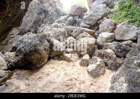 Pile de rochers sur la plage de sable avec fond de soleil Banque D'Images