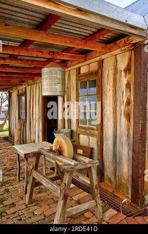 Ancienne ferme australienne reconstruite ; cabane ab avec quelques artefacts exposés à l'historique Calala Cottage Tamworth Banque D'Images