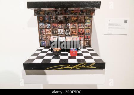 New York, États-Unis. 20 juillet 2023. De la Soul Posdnuos a organisé des souvenirs Hip Hop, y compris la miniature Mixed media 'Fat Beats' de Danny Cortes vue à la maison de vente aux enchères Sotheby's à New York lors de l'avant-première presse (photo de Lev Radin/Pacific Press) crédit : Pacific Press Media production Corp./Alamy Live News Banque D'Images