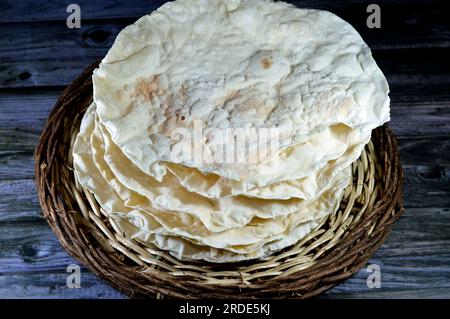 Pile de Roqaq égyptien, sorte de pâtisserie de forme ronde, faite de farine, d'eau et de sel, devient cassant et est généralement utilisé pour les bouillies et les tartes quand ba Banque D'Images