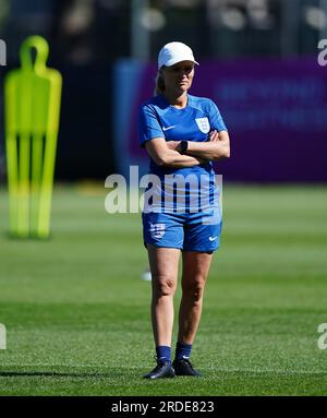 L'entraîneur-chef de l'Angleterre Sarina Wiegman lors d'une séance d'entraînement au Spencer Park à Brisbane, en Australie. The Lionnes' lancera leur campagne de coupe du monde de la FIFA contre Haïti samedi 22 juillet à Brisbane. Date de la photo : Vendredi 21 juillet 2023. Banque D'Images