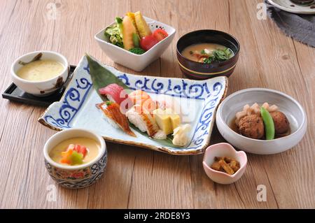 Set de plateau de sushi (saumon Nigiri, anguille nigiri), teishoku japonais, déjeuner Banque D'Images