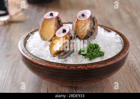 Vivre ormeaux sur glace, nourriture japonaise. Banque D'Images