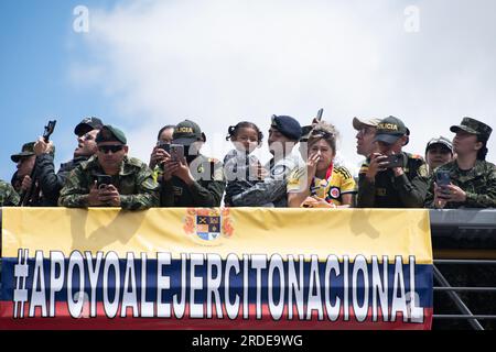 Bogota, Colombie. 20 juillet 2023. Une pancarte avec le drapeau colombien qui indique «soutien à l'armée nationale» lors du défilé militaire pour les 213 ans de l'indépendance de la Colombie, à Bogota, le 20 juillet 2023. Photo par : Daniel Romero/long Visual Press crédit : long Visual Press/Alamy Live News Banque D'Images