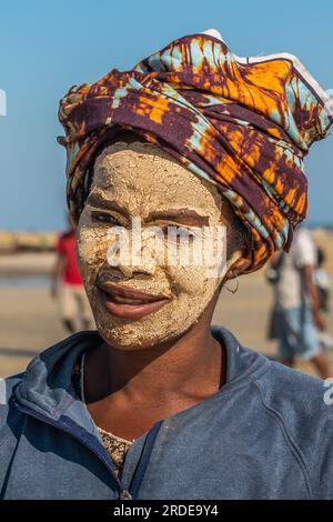 Morondava, Madagascar - 31 mai 2023 : une femme malgache peinte au masque, est connue sous le nom de Masonjaony sur la côte de Morondava Banque D'Images