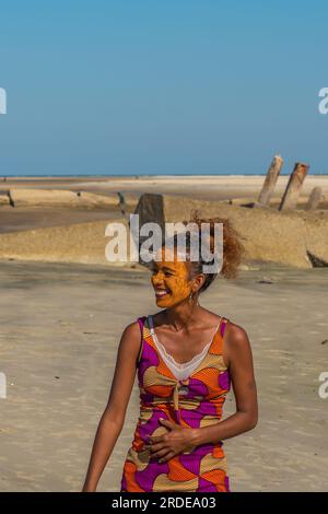 Morondava, Madagascar - Mai 31.2023, une femme malgache avec la peinture de masque, est connue sous le nom de Masonjaony sur la côte à Morondava, verticale Banque D'Images