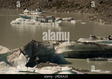 Icebergs flottant dans le lac alpin à la rivière et à la jetée du lac Tasman dans le parc national du Mt Cook Banque D'Images