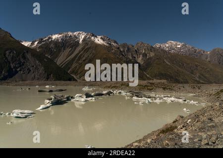 La vallée asséchée de Tasman près du village de Mt Cook avec en toile de fond les alpes du Sud couvertes de neige Banque D'Images