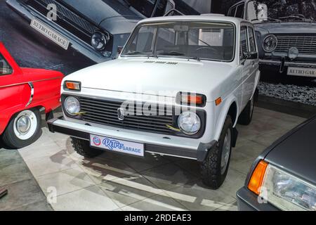 Un vintage blanc Lada Niva SUV, véhicule tout-terrain. Au musée des voitures de garage rétro des voitures anciennes à Shymkent, Kazakhstan. Banque D'Images