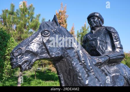 Vue d'un cavalier typique à la procession de sculpture de la route de la soie caravane. Au parc du complexe historique ethno à Shymkent, Kazakhstan. Banque D'Images