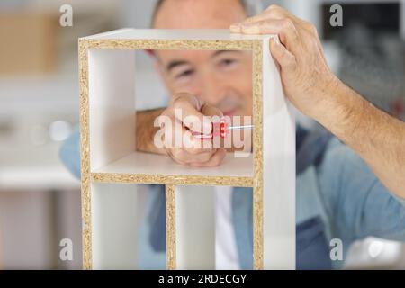 senior assemblage de meubles plats Banque D'Images