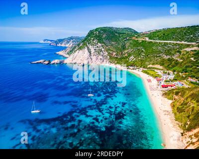 Kefalonia, Grèce. Paralia Petani, l'une des plus belles plages de l'île de Céphalonie, paysage grec de vacances d'été. Banque D'Images