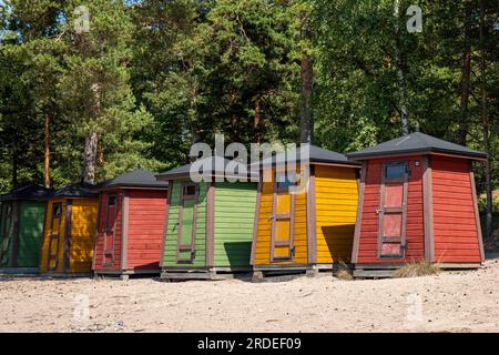 Vestiaires de plage colorés ou cabines sur la plage de sable de l'île de Pihlajasaari. Helsinki, Finlande. Banque D'Images