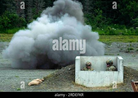 12 juillet 2023 - joint base Elmendorf-Richardson, Alaska, USA - États-Unis Hunter Gammon, à gauche, spécialiste des ressources humaines affecté à la Garde nationale de l'armée du Missouri, représentant la région V, fait exploser une mine M18 Claymore à la base interarmées Elmendorf-Richardson, Alaska, le 12 juillet 2023. La compétition du meilleur guerrier de la Garde nationale de l'armée a testé l'adaptabilité et la létalité de nos forces. Les citoyens-soldats de la Garde nationale restent prêts et résilients à relever les défis des nations. Crédit : États-Unis Air Force/ZUMA Press Wire/ZUMAPRESS.com/Alamy Live News Banque D'Images