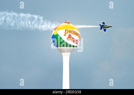 Floride, États-Unis. 6 juillet 2023. Aux États-Unis L'escadron de démonstration de vol de la Marine, les Blue Angels, jouent au Pensacola Beach Air Show à Pensacola, en Floride. Crédit : États-Unis Navy/ZUMA Press Wire/ZUMAPRESS.com/Alamy Live News Banque D'Images