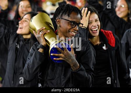 Bogota, Colombie. 19 juillet 2023. L'équipe féminine de l'Independiente Santa Fe Kely Ibarguen détient le trophée du premier semestre lors de la mi-temps du match V Jaguares (0) de Santa Fe (1) pour la première date de la BetPlay Dimayor second semestre League à Bogota, Colombie le 19 juillet 2023. Photo : Cristian Bayona/long Visual Press crédit : long Visual Press/Alamy Live News Banque D'Images