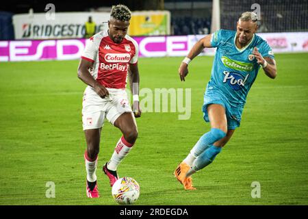 Bogota, Colombie. 19 juillet 2023. Fabian Viafara de l'Independiente Santa Fe et Mauricio Castano de Jaguares lors du match V Jaguares de Santa Fe (1) (0) pour la première date de la BetPlay Dimayor second Semester League à Bogota, Colombie le 19 juillet 2023. Photo par : Daniel Romero/long Visual Press crédit : long Visual Press/Alamy Live News Banque D'Images