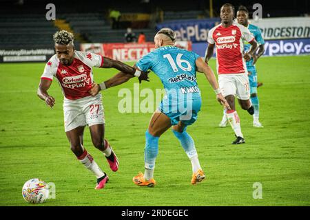 Bogota, Colombie. 19 juillet 2023. Fabian Viafara de l'Independiente Santa Fe est tiré par le maillot de Mauricio Castano de Jaguares lors du match V Jaguares (0) de Santa Fe (1) pour la première date de la BetPlay Dimayor second semestre League à Bogota, Colombie le 19 juillet 2023. Photo par : Daniel Romero/long Visual Press crédit : long Visual Press/Alamy Live News Banque D'Images