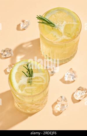Cocktail d'été tendance avec citron et romarin Port sur les rochers Banque D'Images