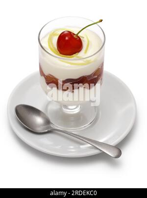 Syllabub Cherry Lemon, dessert anglais à la crème fouettée Banque D'Images