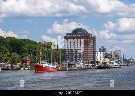 Jetée Museumshafen Oevelgoenne, maison de retraite Augustinum, Altona, Hambourg, Allemagne Banque D'Images