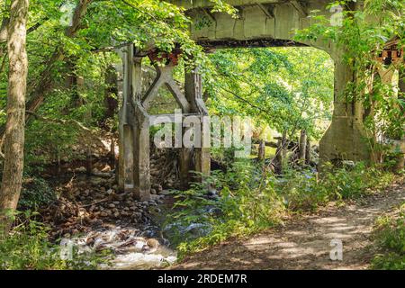 Ancien viaduc ferroviaire sur la rivière Świder à Otwock. Rivière sous le pont. Paysage avec eau. Europe, Pologne, Mazovie, Otwock Banque D'Images